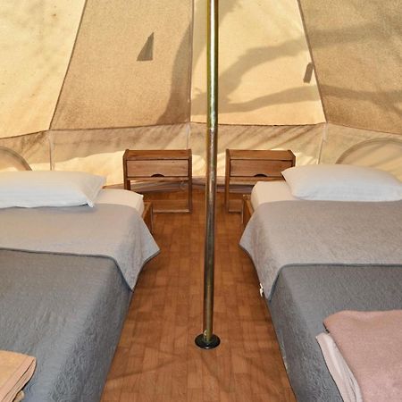 Camping Oliana 外观 照片