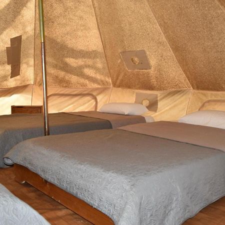 Camping Oliana 外观 照片