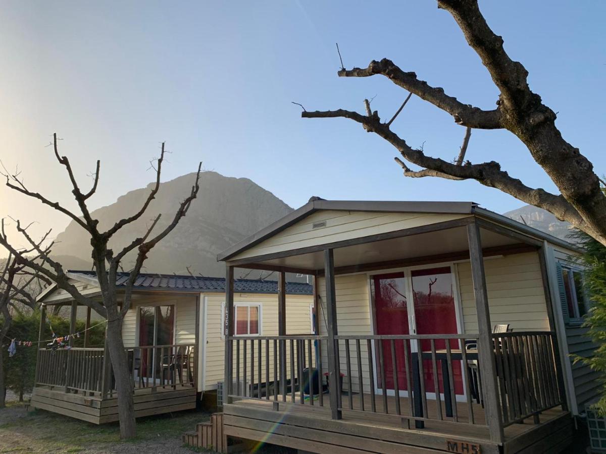 Camping Oliana 外观 照片