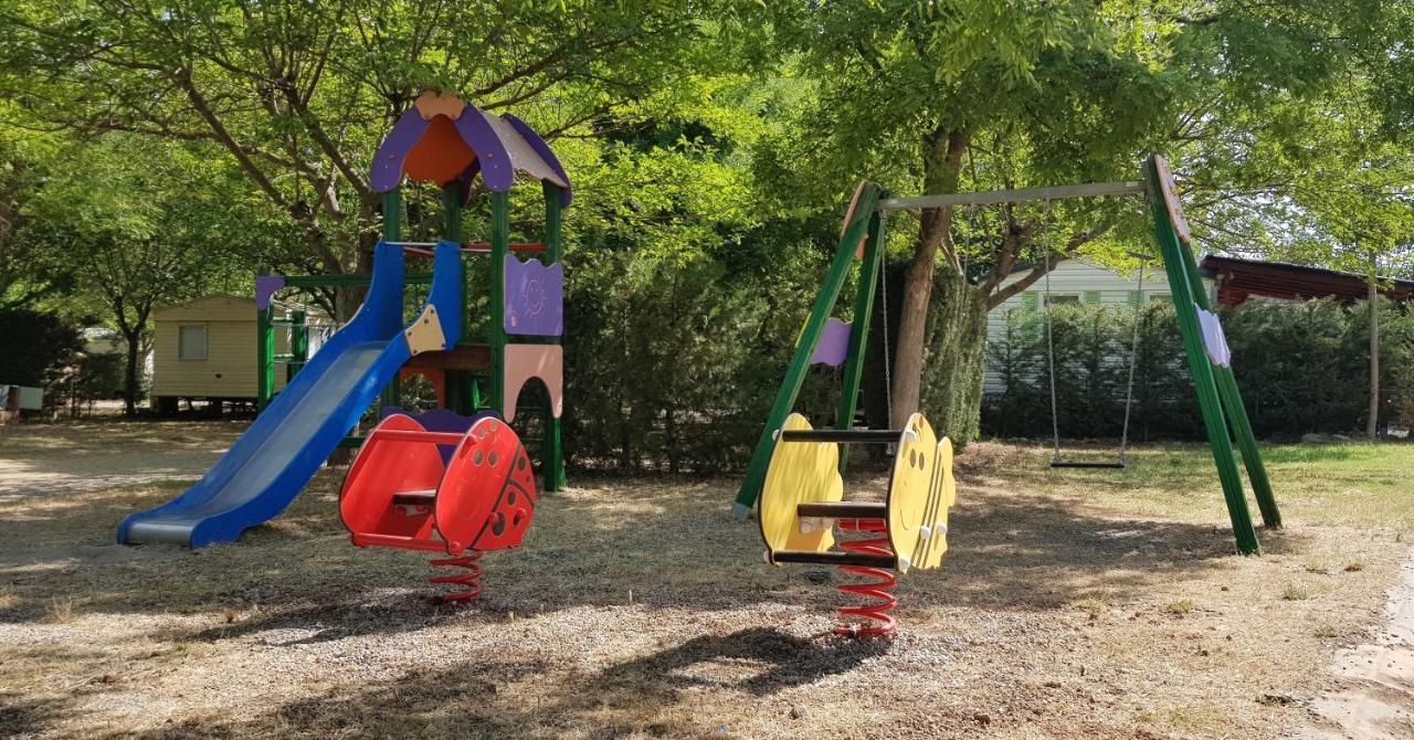 Camping Oliana 外观 照片