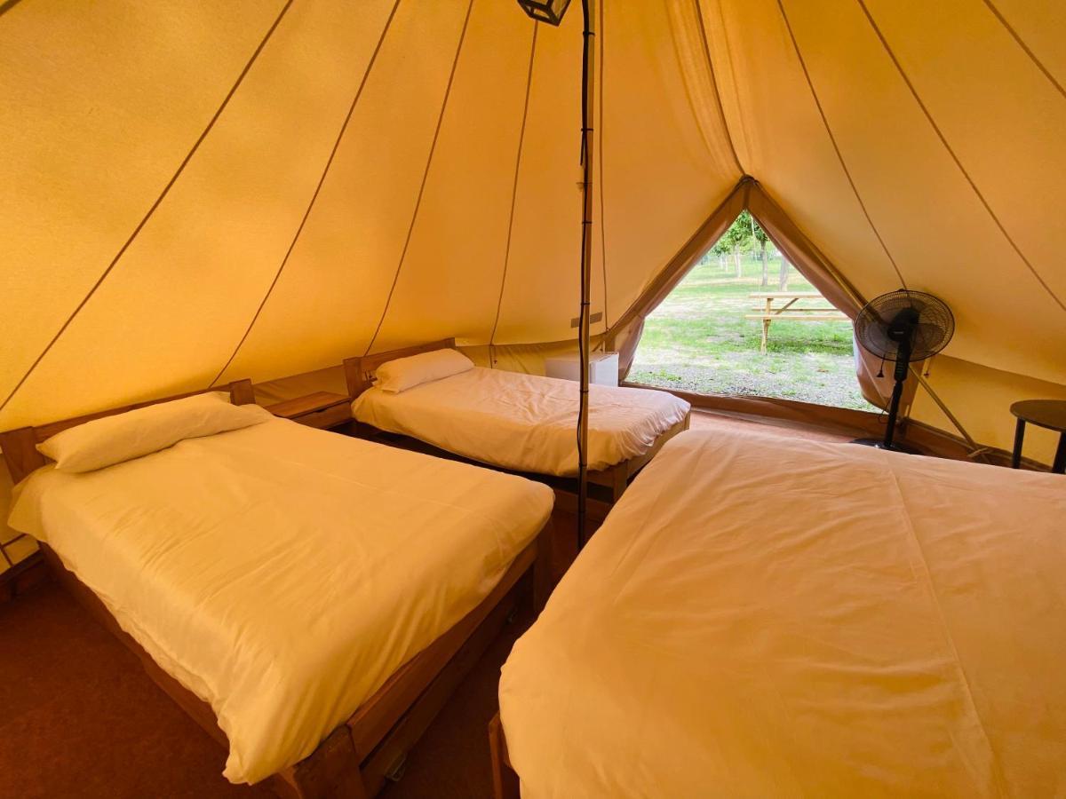 Camping Oliana 外观 照片