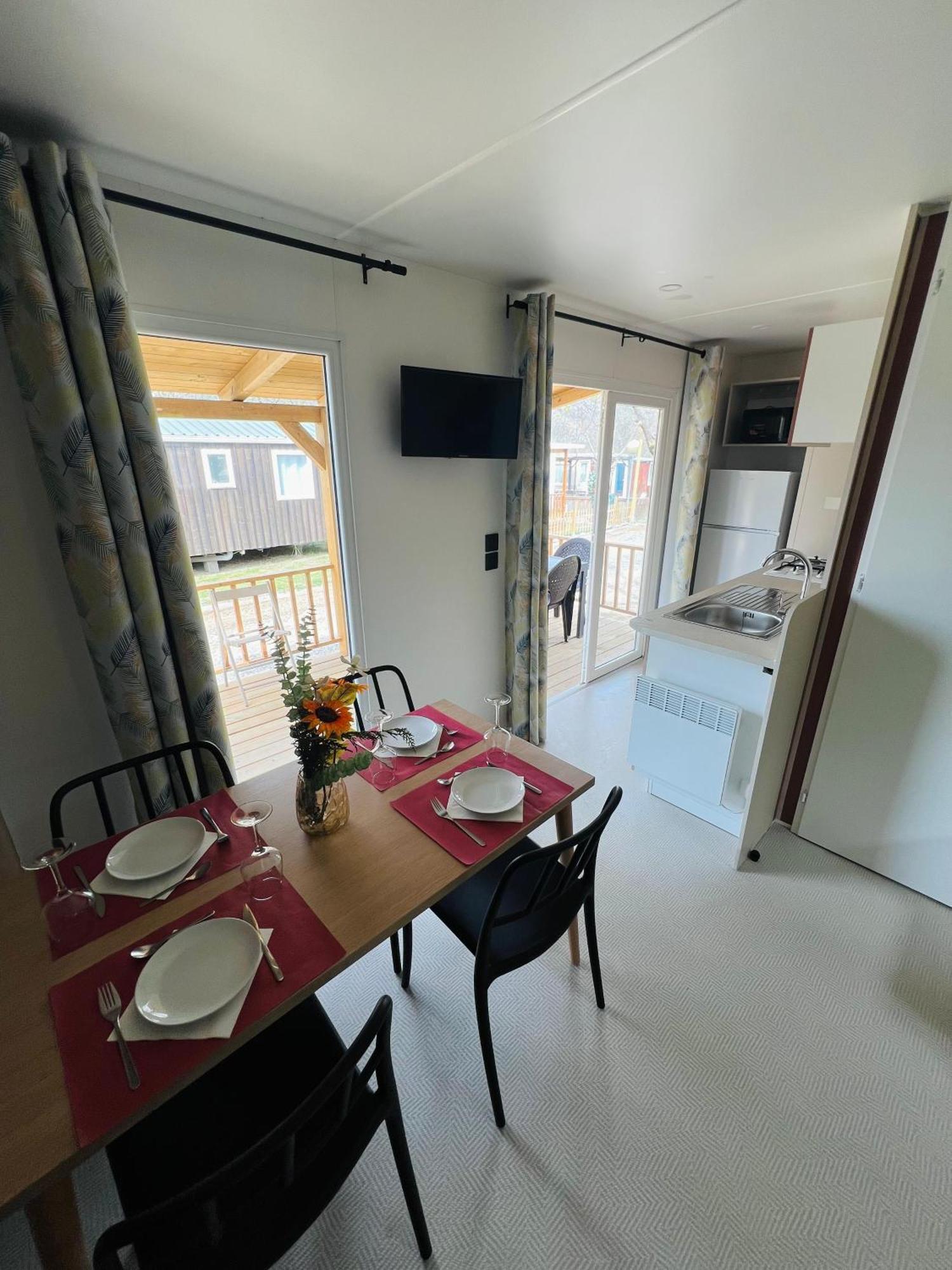 Camping Oliana 外观 照片