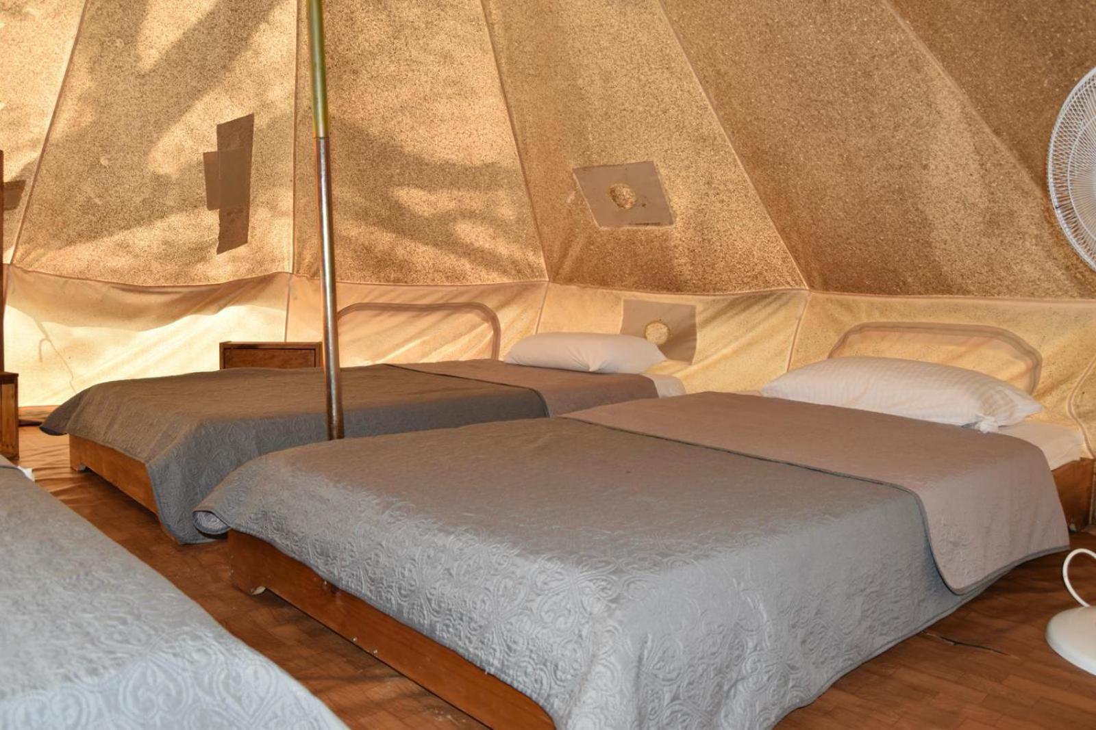 Camping Oliana 外观 照片
