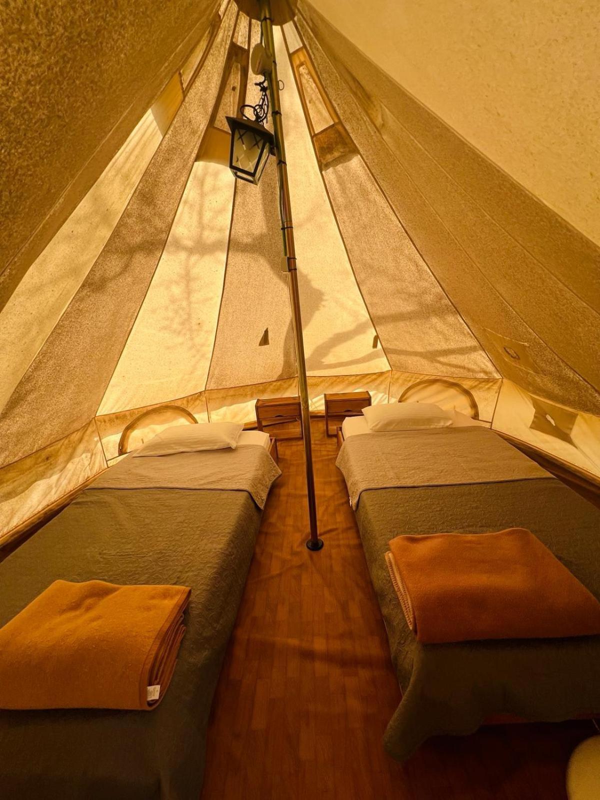 Camping Oliana 外观 照片